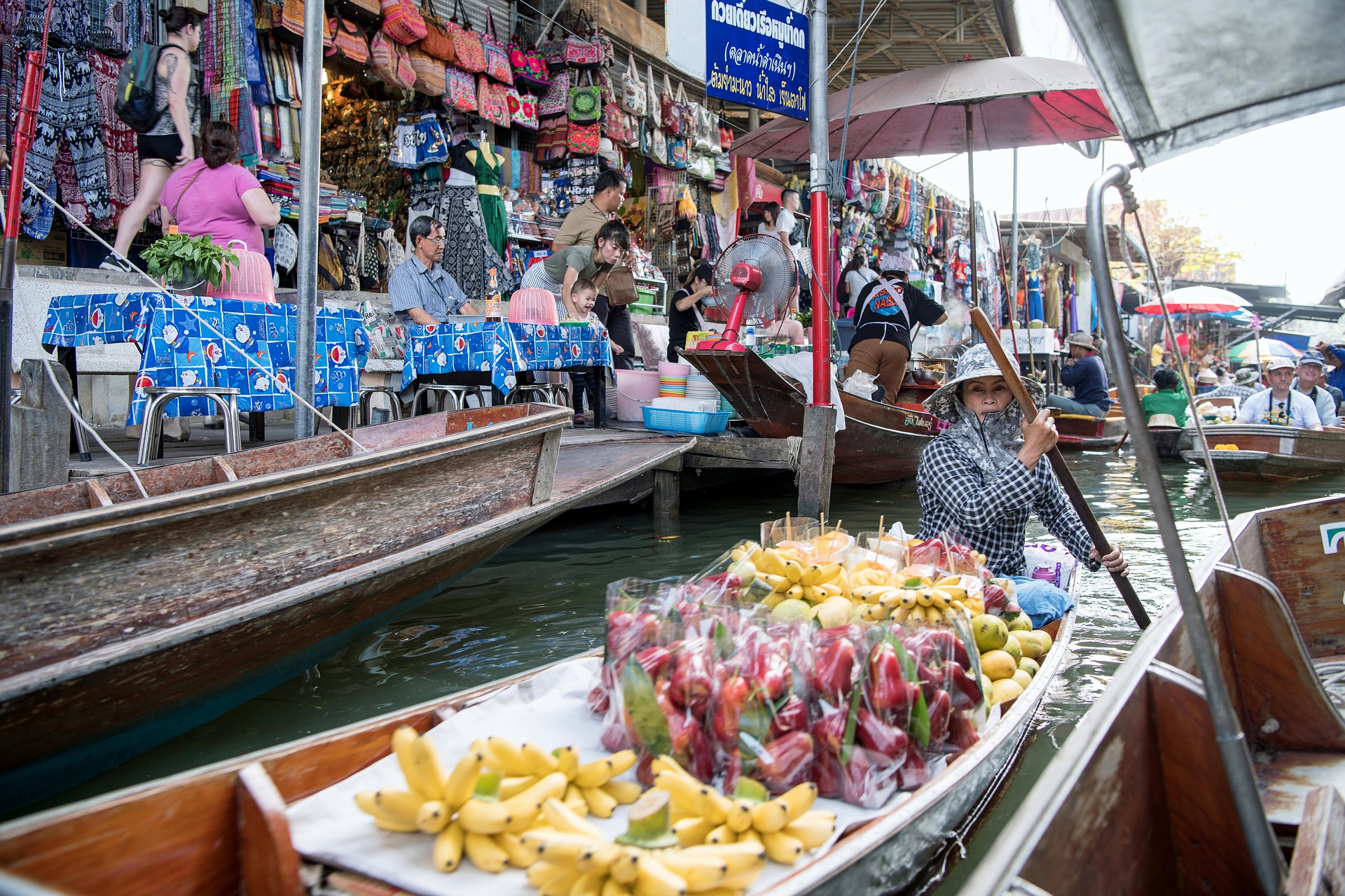 Таиланд какая. Таиланд плавучий рынок Пхукет. Плавучий рынок в Тайланде. Плавучий рынок Дамноен Садуак, Таиланд о нем. Паттайя Таиланд рынки.