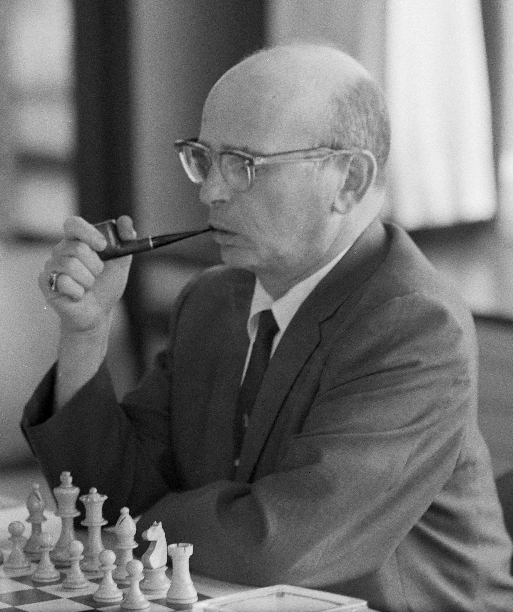 Samuel Reshevsky, el niño prodigio de 8 años que derrotó a 20 maestros del ajedrez